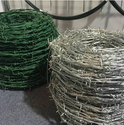 15mm-30mm जस्ती कांटेदार रेजर वायर बाड़ 5-50kg रोल
